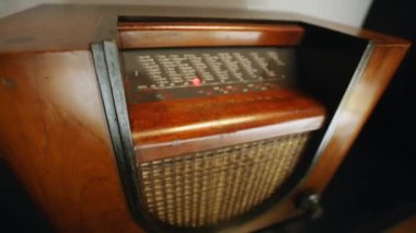 Akortlu ve ekranlı eski bir ahşap radyo. Yüksek kalite 4k görüntü