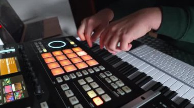 Adam ses kayıt sistemini test ediyor, yakın çekim görüntüsü. Yüksek kalite 4k görüntü