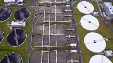 Gün boyunca Varşova 'nın tepeden tırnağa görüntüsü, fabrikalar ve malzemeler. Yüksek kalite 4k görüntü