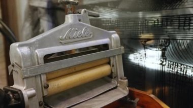 Alman Miele antika çamaşır makinesinin tanıtımı. Yüksek kalite 4k görüntü