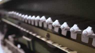 Eski tank tırtılının detaylarının yakın gösterimi. Yüksek kalite 4k görüntü
