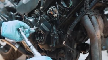 Motosiklet şanzıman kutusunun vidalarını sıkıyorum. Yüksek kalite 4k görüntü