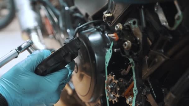 紧固摩托车变速箱上的螺丝 高质量的4K镜头 — 图库视频影像