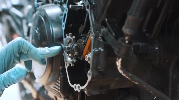 Motorrad Getriebe Sanierung Nahaufnahme Zur Hand Überschüssiges Aus Dem Rahmen — Stockvideo