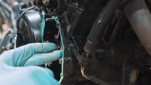 在摩托车变速箱上加油假中立消除器套件 高质量的4K镜头 — 图库视频影像