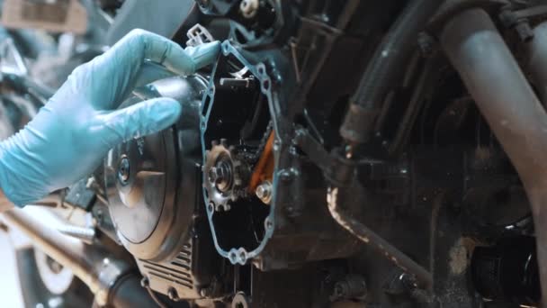 Zavřít Ruce Odstranění Přebytečného Oleje Rámu Rekonstrukce Převodovky Motocyklů Vysoce — Stock video