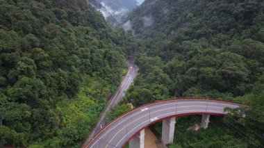 Dağlardaki yol manzaralı.