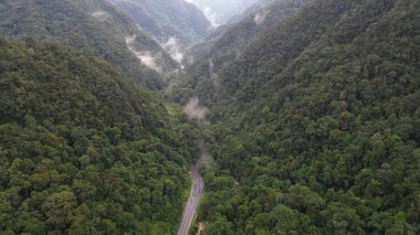 Dağlardaki nehrin havadan görünüşü