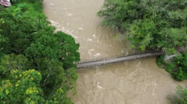 Dağlardaki nehrin havadan görünüşü
