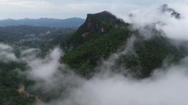 Dağların güzel manzarası.