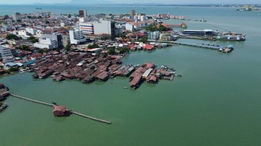 Su ve binalarla Malezya şehrinin havadan görünüşü
