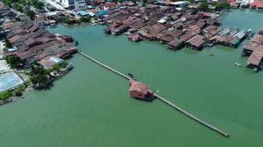Tayland şehrindeki yüzen pazarın güzel hava manzarası. Tayland 'da yüzen pazar.