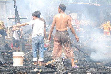 Adam Tayland 'da yanıyor.