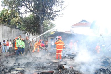 Salvador, Bahia, Brezilya - 12 Ocak 22 0 17: Salvador şehrindeki yangını söndüren yangın