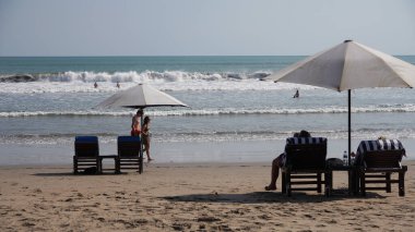 Güzel bir plaj şemsiye ile