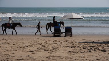 Kumsaldaki insanlar.