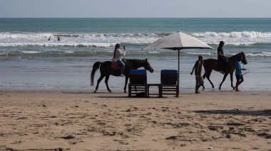 Sahilde bir grup insan.