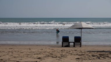 Sahilde bir adam dinleniyor.