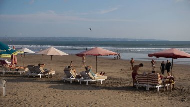 İnsanlarla ve denizle dolu plaj