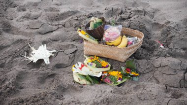 Kumda bir buket gül