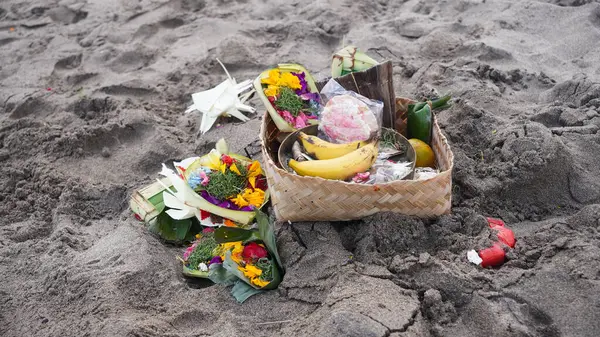 Çiçek sepetindeki buketin yakın plan fotoğrafı.