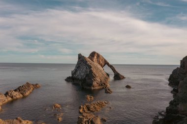 Yaylı Kemancı Kayası olarak bilinen bu sivri jeolojik çıkıntı Portknockie, İskoçya yakınlarında yer almaktadır.
