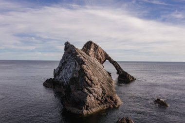 Yaylı Kemancı Kayası olarak bilinen bu sivri jeolojik çıkıntı Portknockie, İskoçya yakınlarında yer almaktadır.