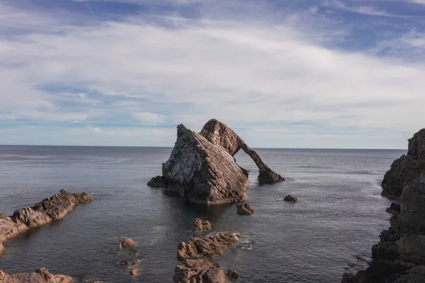 Yaylı Kemancı Kayası olarak bilinen bu sivri jeolojik çıkıntı Portknockie, İskoçya yakınlarında yer almaktadır.