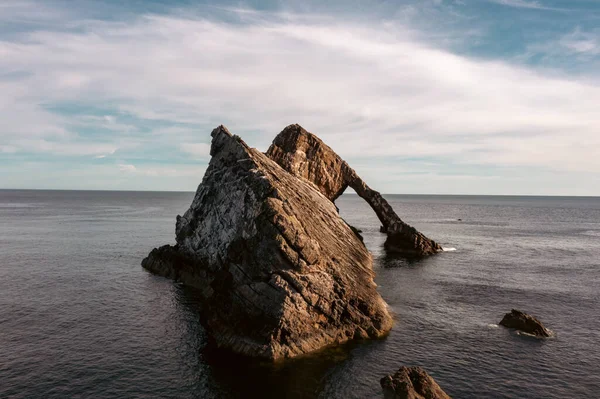 这种锯齿状的地质突出物位于苏格兰波尔图奇附近 当地人称它为 弓箭岩 — 图库照片