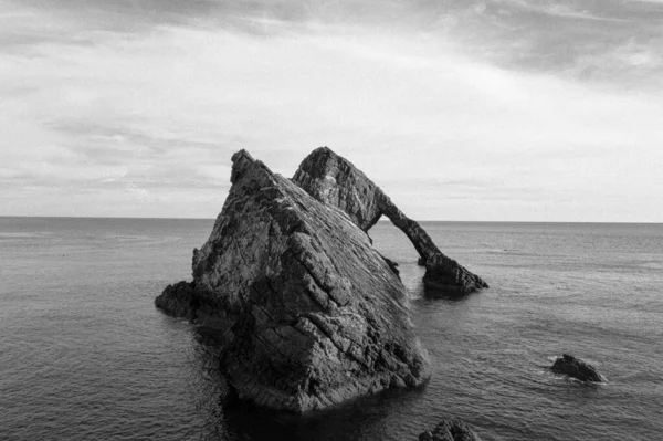 Yaylı Kemancı Kayası olarak bilinen bu sivri jeolojik çıkıntı Portknockie, İskoçya yakınlarında yer almaktadır.