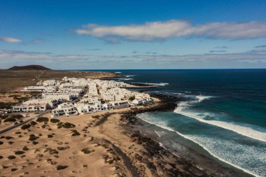 La Caleta de Famara 'nın manzara manzarası ve Ateş Dağı, Lanzarote, Lanzarote, Kanarya Adaları, İspanya