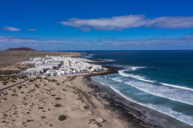 La Caleta de Famara 'nın manzara manzarası ve Ateş Dağı, Lanzarote, Lanzarote, Kanarya Adaları, İspanya