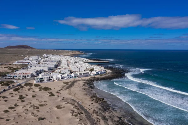 La Caleta de Famara 'nın manzara manzarası ve Ateş Dağı, Lanzarote, Lanzarote, Kanarya Adaları, İspanya