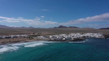 La Caleta de Famara 'nın manzara manzarası ve Ateş Dağı, Lanzarote, Lanzarote, Kanarya Adaları, İspanya