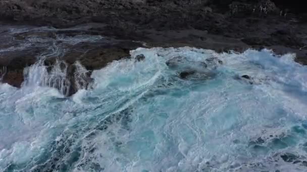 Беспилотный Снимок Волн Мягко Разбивающихся Берег Скалами Закате Удивительным Синим — стоковое видео