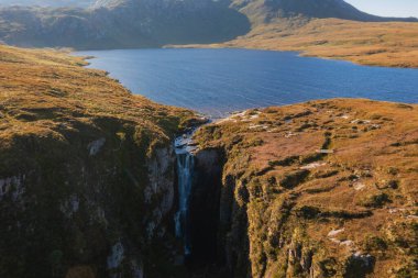 İskoçya 'nın kuzeybatısındaki Assynt' te Ağlayan Dul Şelaleleri. Yumuşak su, dere, kayalar ile şelale