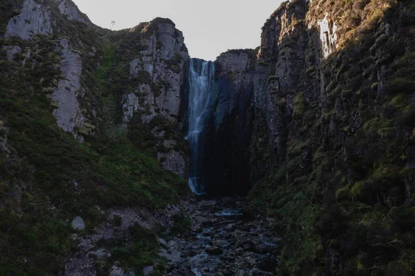 アスシント スコットランドの北西部高地での嘆きの未亡人の滝 滑らかな水 ストリーム 岩と滝 — ストック写真