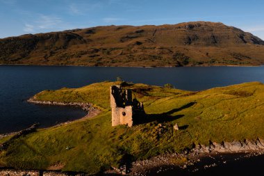 16. yüzyılın yıkılmış Ardvreck Kalesi, Loch Assynt, Sutherland, kuzey batı Highlands, İskoçya