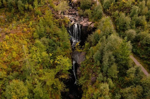 スコットランドのゲアロック近くのビクトリア滝は 1877年にこの地域を訪れたヴィクトリア女王にちなんで名付けられた 国立自然保護区にある — ストック写真