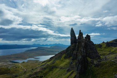 İskoçya 'daki Storr ihtiyarının harika taş oluşumları. Burası Skye Adası..