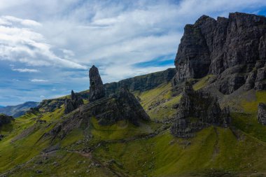 İskoçya 'daki Storr ihtiyarının harika taş oluşumları. Burası Skye Adası..
