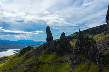 İskoçya 'daki Storr ihtiyarının harika taş oluşumları. Burası Skye Adası..