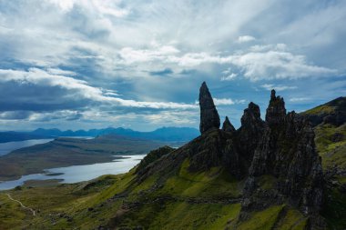 İskoçya 'daki Storr ihtiyarının harika taş oluşumları. Burası Skye Adası..