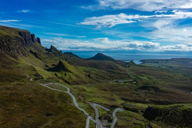 Isle of Skye'da Quiraing dağlarının gün batımı panoraması, İskoç dağlık bölgesi, İngiltere