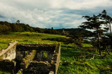 İskoçya, Skye Adası 'ndaki Dunvegan Şatosu ve limanı bulut gününde