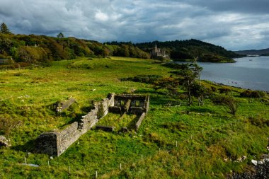 İskoçya, Skye Adası 'ndaki Dunvegan Şatosu ve limanı bulut gününde