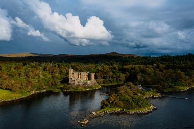 İskoçya, Skye Adası 'ndaki Dunvegan Şatosu ve limanı bulut gününde