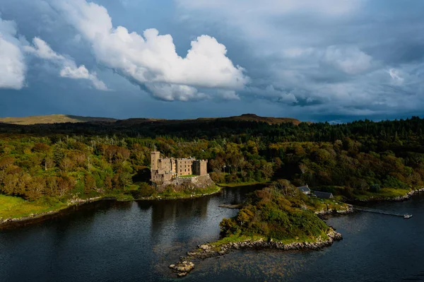苏格兰斯凯岛上的邓维兰城堡和港口 — 图库照片