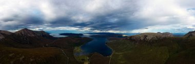 Marsco 'ya, Cuillins' e, Glamaig 'e, Skye Adası' na, İskoçya 'ya, Ainort Gölü' ne yakın bir yerden hava perspektifi dikilmiş.