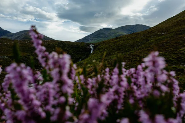 Eas a Bhradain Şelalesi Allt Coire nam Bruadaran Nehri 'nde sağanak yağmurdan sonra. Göl Ainort, Skye Adası, Batı Adaları, İskoçya